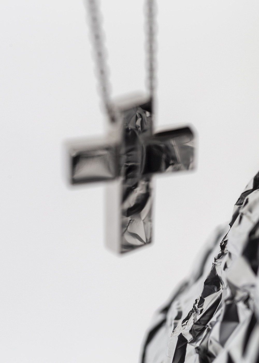 Cross with beveled edge in white gold